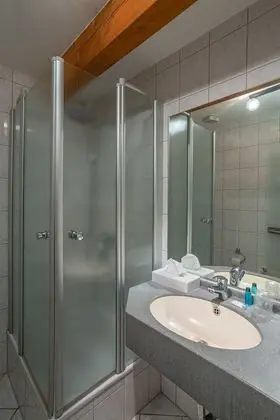 Tek Kişilik Oda, Ek Bina
