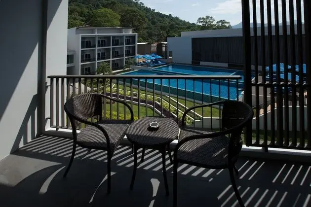Deluxe Pool Side