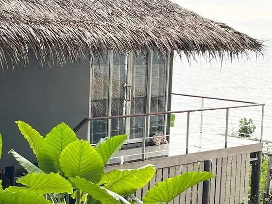 Bamboo Cottage, Beachfront