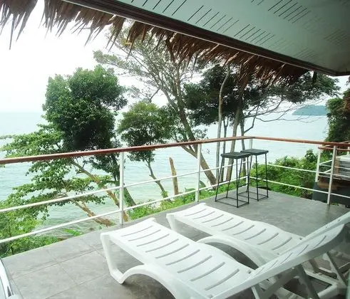 Bamboo Cottage, Beachfront