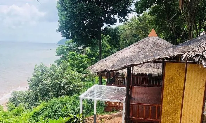Bamboo Cottage, Beachfront