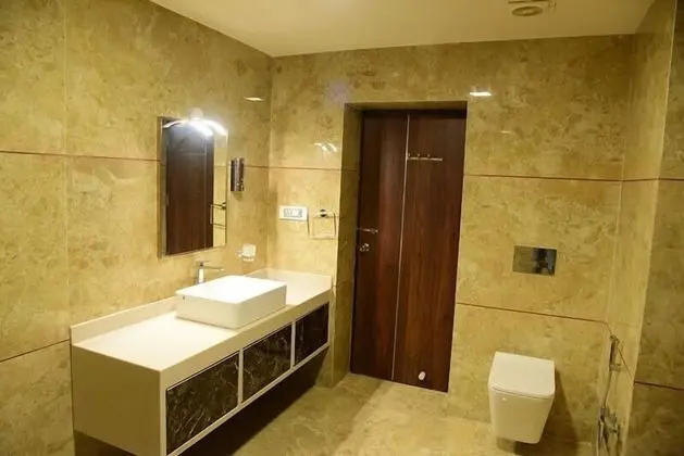 Deluxe Tek Büyük Yataklı Oda, 1 Çift Kişilik Yatak, Engellilere Uygun, Sigara İçilebilir
