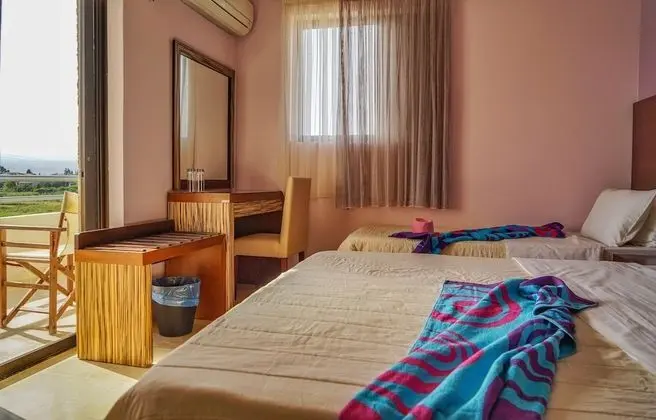 Standard Üç Kişilik Oda, Bahçe Manzaralı