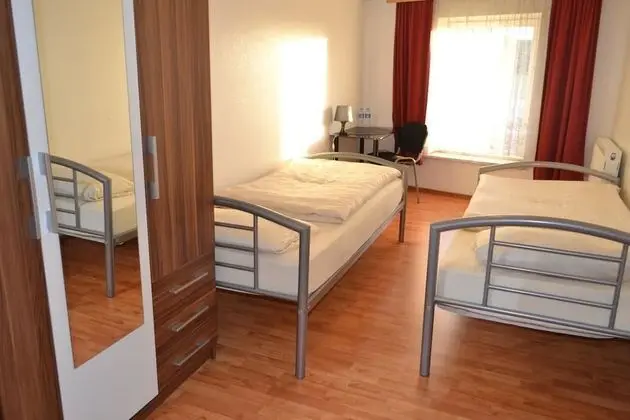 İki Ayrı Yataklı Oda, Ortak Banyo