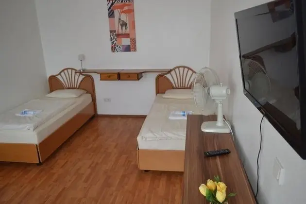 İki Ayrı Yataklı Oda, Ortak Banyo