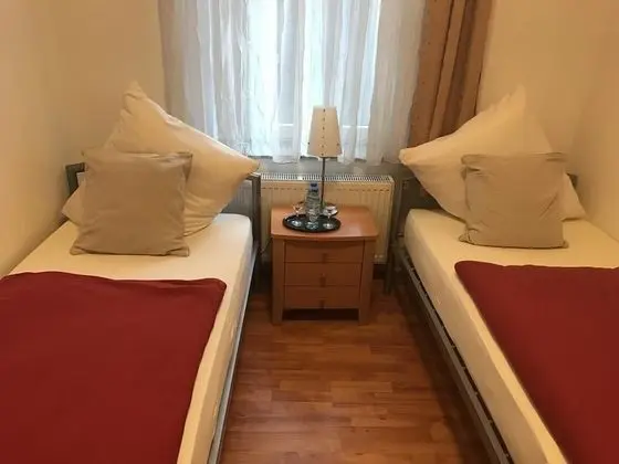 İki Ayrı Yataklı Oda, Ortak Banyo