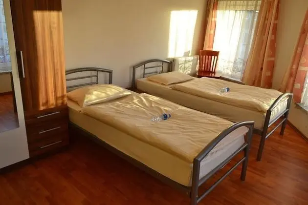 İki Ayrı Yataklı Oda, Ortak Banyo