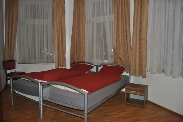 İki Ayrı Yataklı Oda, Ortak Banyo