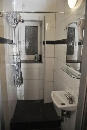 İki Ayrı Yataklı Oda, Ortak Banyo