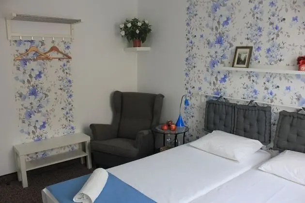 Tek Büyük veya İki Ayrı Yataklı Oda, Ortak Banyo