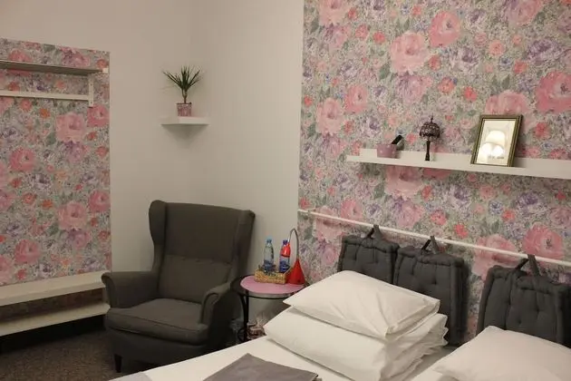 Tek Büyük veya İki Ayrı Yataklı Oda, Ortak Banyo