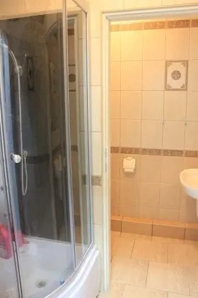 Tek Büyük veya İki Ayrı Yataklı Oda, Ortak Banyo