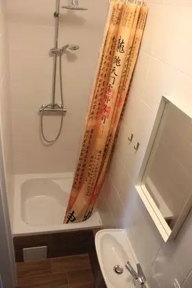 Tek Büyük veya İki Ayrı Yataklı Oda, Özel Banyo (not in the room)