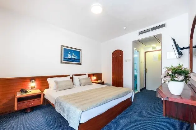 Tek Büyük veya İki Ayrı Yataklı Oda, Avlu Manzaralı