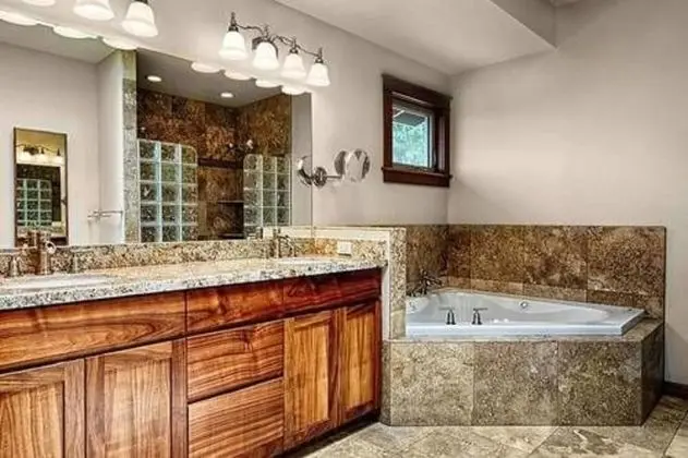 Executive Oda (King Suite Double Shower, Jetted Tub,)