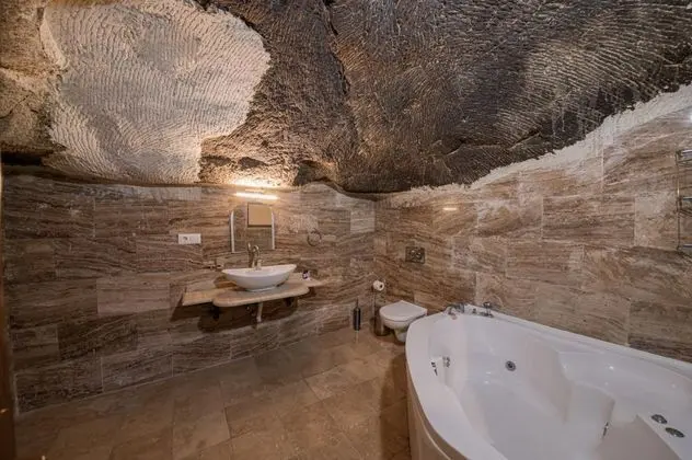 Deluxe Cave, Avlu Manzaralı
