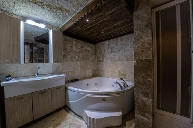 Deluxe Cave, Avlu Manzaralı