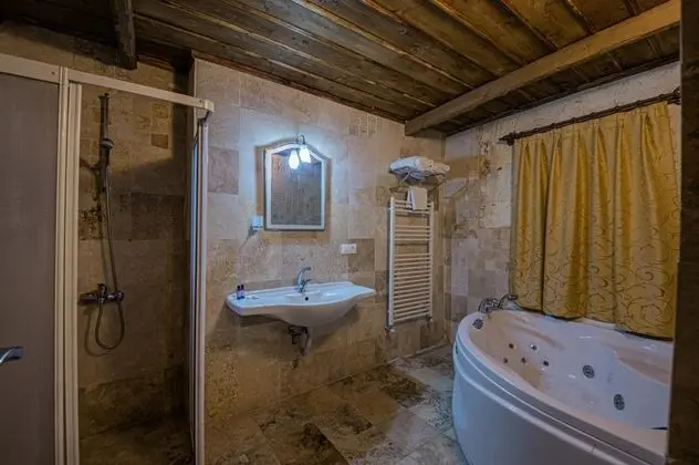 Deluxe Cave, Avlu Manzaralı