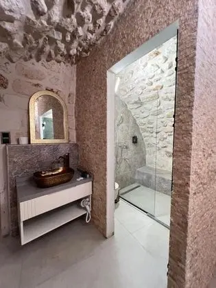 Zenobia,Avlu Manzaralı