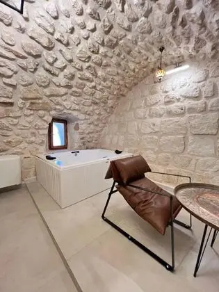 Zenobia,Avlu Manzaralı