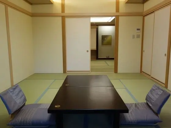 Superior Oda, Göl Manzaralı (Japanese-Style)