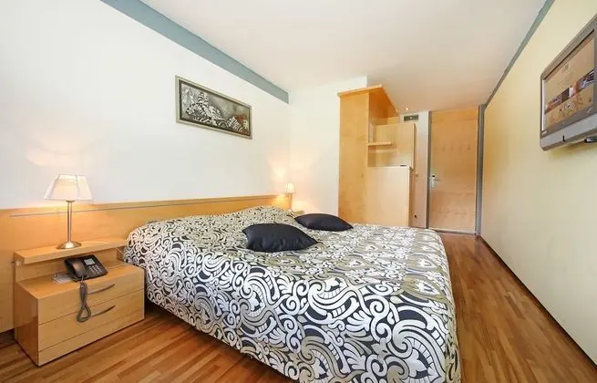 Tek Büyük veya İki Ayrı Yataklı Oda, Özel Banyo, Bahçe Manzaralı