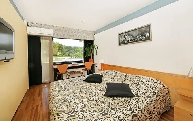 Tek Büyük veya İki Ayrı Yataklı Oda, Özel Banyo, Bahçe Manzaralı