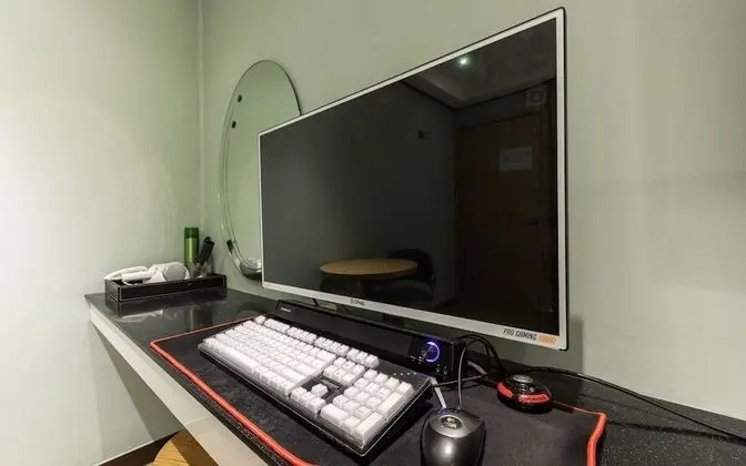 Oda (High-end PC gaming room (Netflix avai)