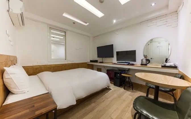 Oda (High-end PC gaming room (Netflix avai)