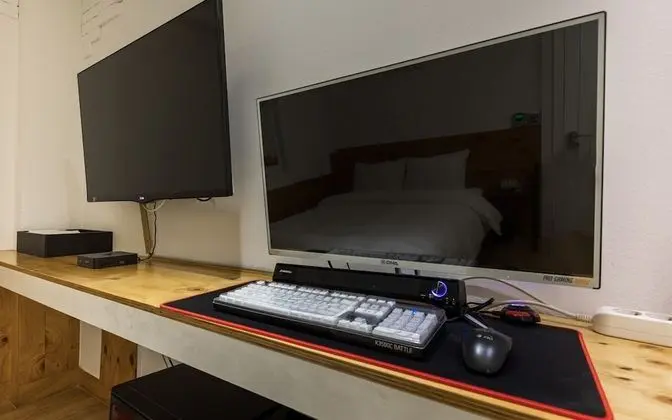 Oda (High-end PC gaming room (Netflix avai)
