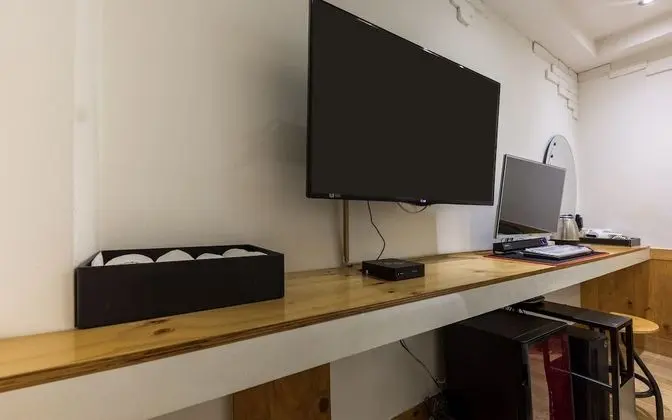 Oda (High-end PC gaming room (Netflix avai)