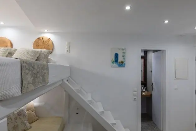 Small Budget Room for 2 Lower Ground