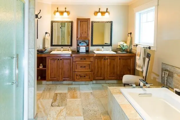 Selkirk Mountain View Master Suite