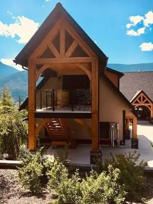 Selkirk Mountain View Master Suite