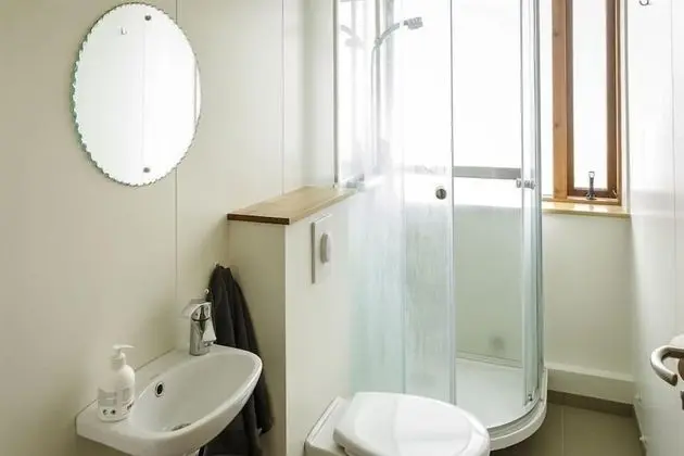 Üç Kişilik Oda, Ortak Banyo