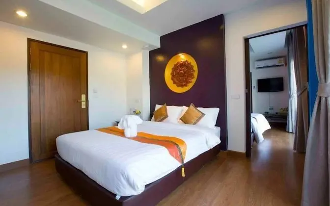 Standard Queen Bed Canal View with Balcony