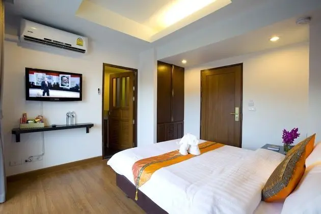 Standard Queen Bed Canal View with Balcony
