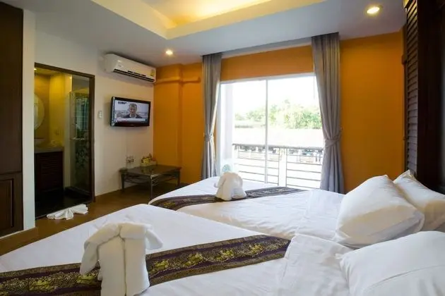 Standard Queen Bed Canal View with Balcony