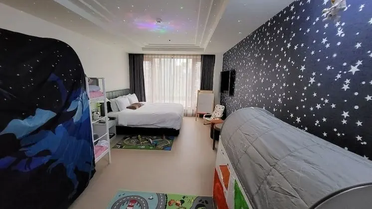Deluxe Kids Family Twin with Bathtub (guest must accompanied with kids under 13 yo)