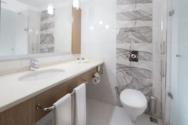 https://imagessl.etstur.com/files/images/hotelImages/TR/50995/l/Korel-Thermal-Resort-Hotel-Oda-116603.jpg