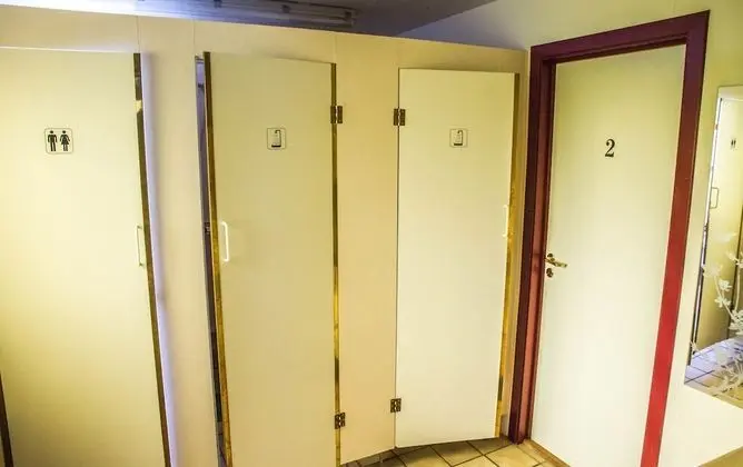 Üç Kişilik Oda, Ortak Banyo