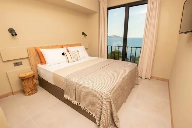 Deluxe Çift Kişilik Oda, Deniz ve Havuz Manzaralı