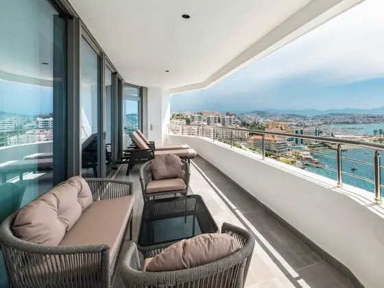 https://images.etstur.com/imgproxy/resize/2560x1440/files/images/hotelImages/etsrooms/282/Korumar_Hotel_De_Luxe_20260707111958_1.jpg