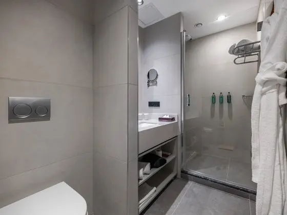 https://images.etstur.com/imgproxy/resize/2560x1440/files/images/hotelImages/etsrooms/282/Korumar_Hotel_De_Luxe_20260707112045_0.jpg