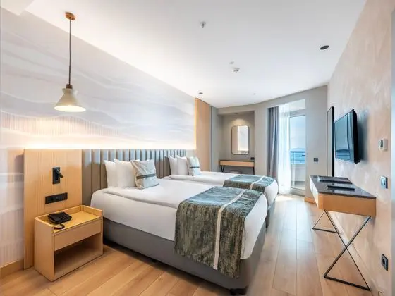 https://images.etstur.com/imgproxy/resize/2560x1440/files/images/hotelImages/etsrooms/282/Korumar_Hotel_De_Luxe_20260707112134_0.jpg