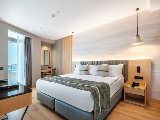 https://images.etstur.com/imgproxy/resize/2560x1440/files/images/hotelImages/etsrooms/282/Korumar_Hotel_De_Luxe_20260707112136_1.jpg