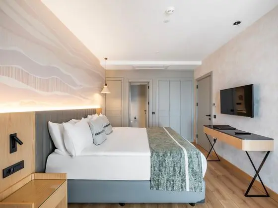 https://images.etstur.com/imgproxy/resize/2560x1440/files/images/hotelImages/etsrooms/282/Korumar_Hotel_De_Luxe_20260707112137_2.jpg