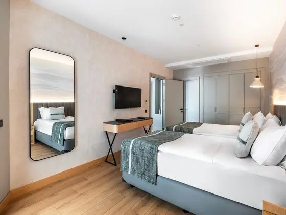 https://images.etstur.com/imgproxy/resize/2560x1440/files/images/hotelImages/etsrooms/282/Korumar_Hotel_De_Luxe_20260707112138_3.jpg