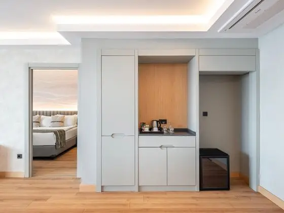 https://images.etstur.com/imgproxy/resize/2560x1440/files/images/hotelImages/etsrooms/282/Korumar_Hotel_De_Luxe_20260707112216_0.jpg