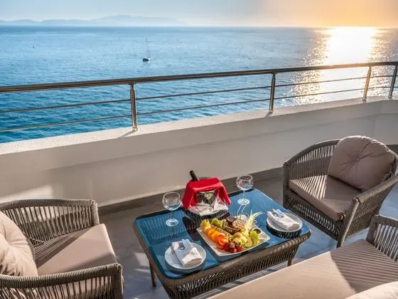 https://images.etstur.com/imgproxy/resize/2560x1440/files/images/hotelImages/etsrooms/282/Korumar_Hotel_De_Luxe_20260707112217_1.jpg